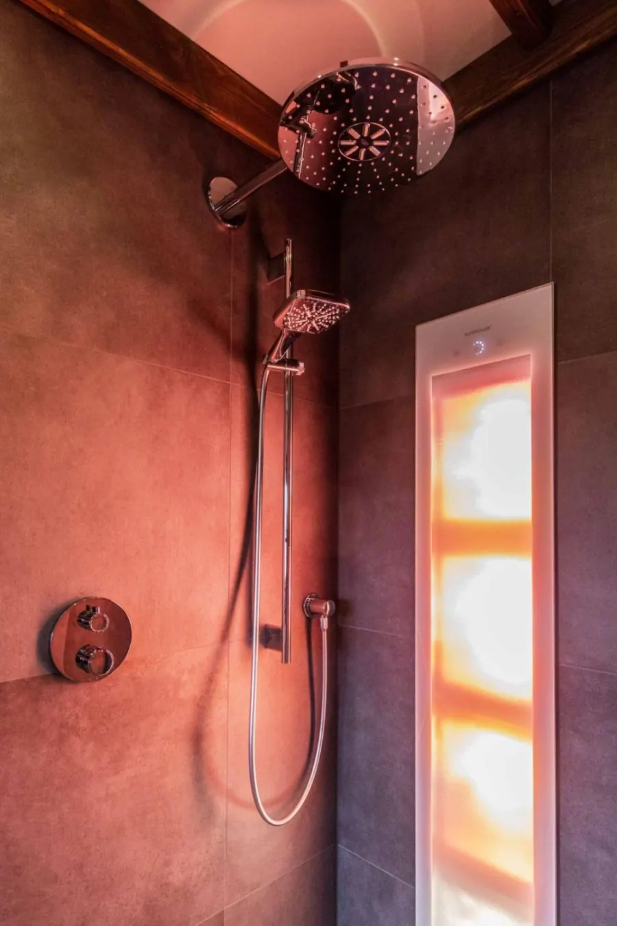 Regendouche met sfeerverlichting in de badkamer van vakantiehuis 't Onland