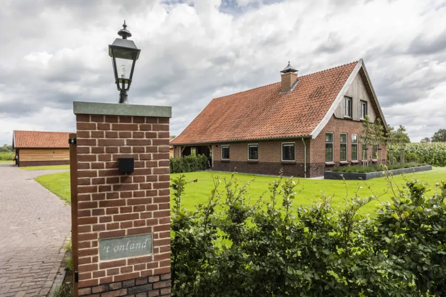 Entree van 't Onland met bakstenen poort en naambord