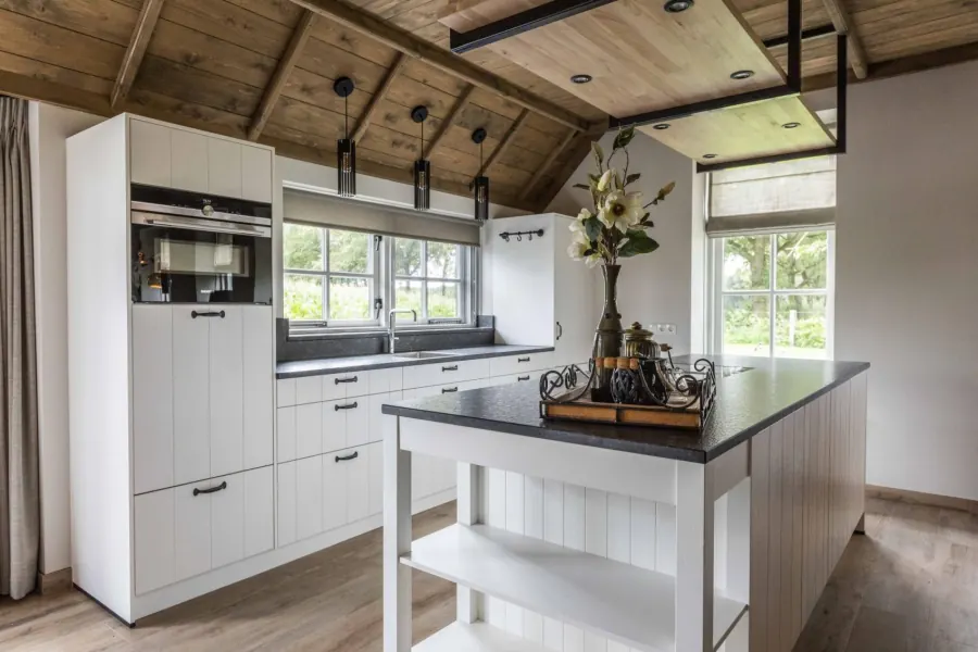 Luxe keuken met kookeiland en inbouwapparatuur