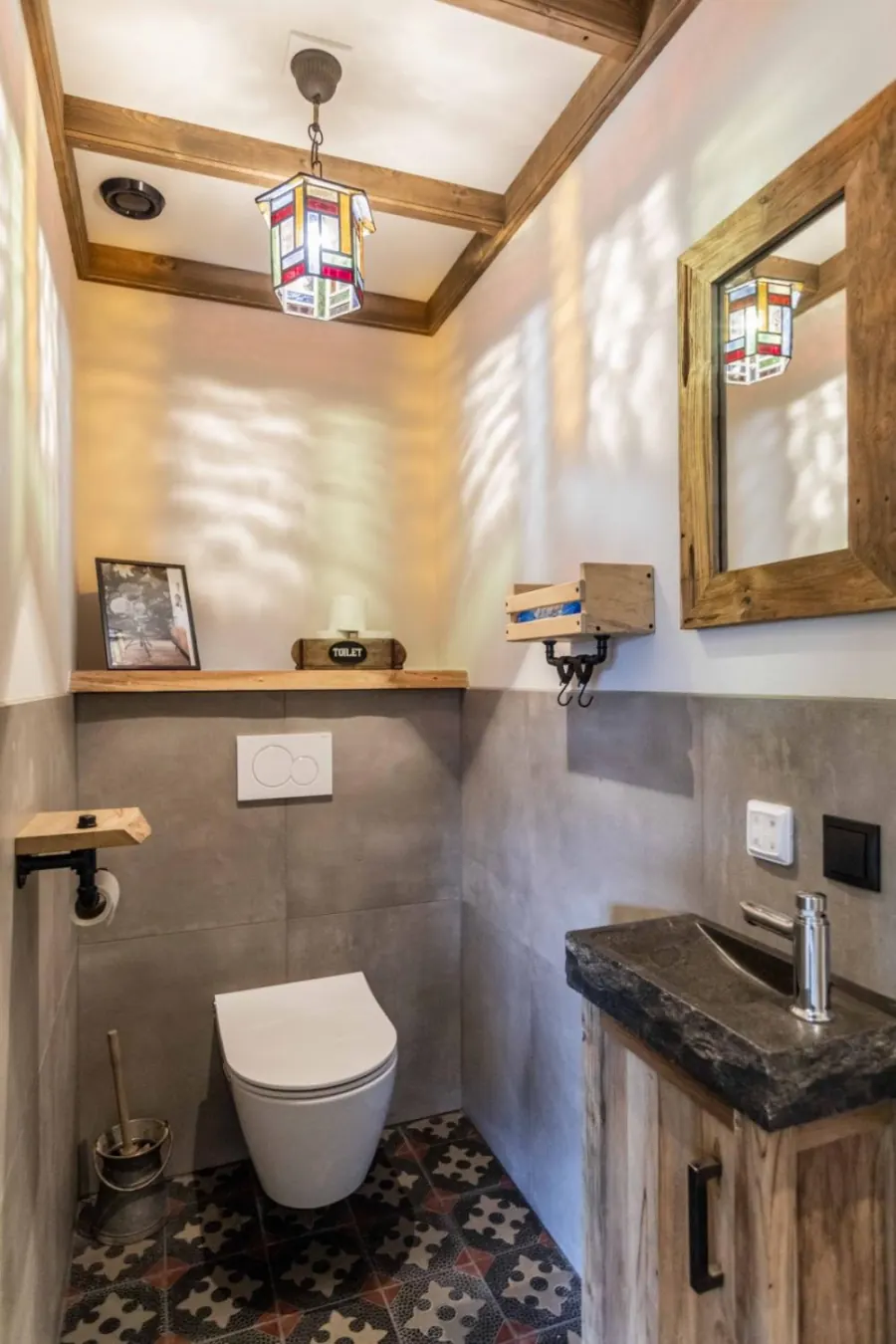 Toilet met glas-in-loodlamp en natuurstenen fonteintje